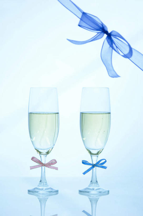 葡萄酒,无人,竖图,室内,特写,白天,白色背景,正面,桌面,杯子,阴影,装饰,光线,高脚杯,影子,缎带,红酒杯,酒类,两杯,玻璃制品,酒,饮料,两个,红色,蓝色,阳光,蝴蝶结,酒杯,摄影,影棚,华丽,修饰,点缀,衬托,美观,雅致,雅观,玻璃杯,彩图,影棚拍摄,拍摄