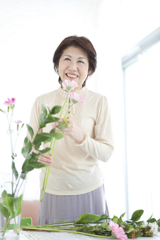 东方人,头发,一个人,客厅,站,笑,摸,微笑,露齿笑,竖图,室内,白天,正面,植物,窗户,落地窗,桌子,亚洲,仅一个女性,仅一个人,抚摸,阴影,服装,光线,盆栽,影子,办公桌,墙,盆景,注视,休闲装,黄种人,玻璃窗,墙壁,墙面,衣服,绿色,白色,黑色,阳光,自然,观察,看,站着,休闲,休闲服,服饰,仅一个老年女性,生长,成长,观看,察看,起居室,关注,老年女性,女人,女性,亚洲人,触摸,接触,站立,半身,彩图