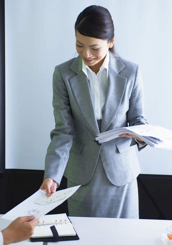 东方人,头发,一个人,两个人,伙伴,朋友,商务人士,商务男性,商务女性,办公室,站,捧,笑,摸,微笑,露齿笑,竖图,室内,白天,正面,衬衫,友谊,显示器,亚洲,仅一个年轻女性,仅一个女性,仅一个人,抚摸,握,套装,材料,档案,屏幕,文件,投影仪,记事本,拿,拿着,注视,黄种人,显示屏,一个,黑色,本子,笔记本,资料,低头,观察,看,站着,握着,单个,观看,察看,关注,文档,商务装,投影机,工薪阶层,输出设备,友情,男人,男性,年轻男性,年轻女性,女人,女性,亚洲人,白领,上班族,触摸,端,端着,接触,捧着,手捧,站立,半身,彩图,衬衣