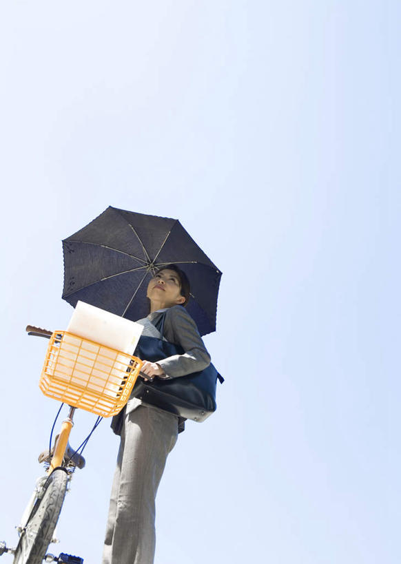 东方人,头发,一个人,商务人士,商务女性,站,笑,摸,微笑,露齿笑,竖图,室外,白天,仰视,旅游,度假,自行车,亚洲,仅一个年轻女性,仅一个女性,仅一个人,一把,一辆,撑,抚摸,阴影,套装,光线,包,皮包,伞,影子,雨伞,遮阳伞,扭头,注视,黄种人,娱乐,阳伞,车,脚踏车,一个,蓝色,黑色,蓝天,天空,阳光,交通工具,天,观察,看,站着,转头,享受,休闲,放松,晴朗,单个,观看,单肩包,察看,撑着,关注,载具,商务装,工薪阶层,万里无云,年轻女性,女人,女性,亚洲人,白领,上班族,晴空,晴空万里,触摸,接触,站立,半身,彩图,低角度拍摄