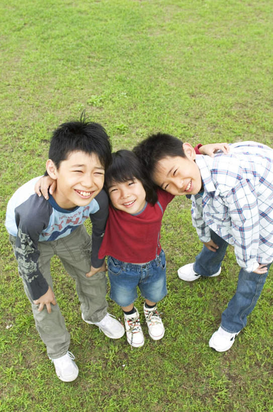 东方人,儿童,头发,三个人,站,抱,笑,摸,微笑,露齿笑,竖图,俯视,室外,白天,旅游,度假,纯洁,成功,合作,团队,集体,信心,草地,草坪,植物,亚洲,抚摸,阴影,服装,光线,影子,注视,休闲装,黄种人,娱乐,队伍,草,小孩,衣服,红色,绿色,黑色,灰色,阳光,观察,看,站着,享受,休闲,休闲服,放松,可爱,童年,童趣,服饰,抱着,观看,察看,搂着,成就,关注,合伙,童真,烂漫,无邪,天真,男孩,男人,男性,女孩,女人,女性,亚洲人,触摸,怀抱,接触,搂,搂抱,抬头,相抱,仰头,拥抱,站立,彩图,高角度拍摄,全身,男生,女生