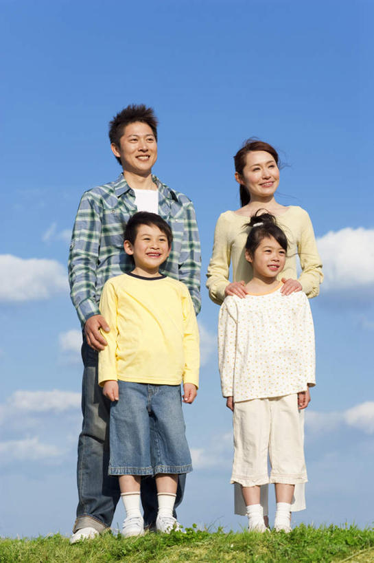 东方人,儿童,头发,四个人,家庭,夫妻,母亲,父亲,女儿,儿子,站,笑,摸,微笑,露齿笑,竖图,室外,白天,正面,爱情,纯洁,草地,草坪,植物,亚洲,撑,抚摸,阴影,服装,光线,影子,云,云朵,浪漫,云彩,注视,休闲装,黄种人,草,排列,小孩,衣服,黄色,蓝色,绿色,黑色,白云,蓝天,天空,阳光,天,观察,看,站着,休闲,温暖,温馨,父子,母女,一家人,休闲服,恩爱,父爱,可爱,母爱,童年,童趣,恋人,服饰,观看,和睦,察看,撑着,队列,关注,童真,烂漫,无邪,天真,男孩,男人,男性,年轻男性,年轻女性,女孩,女人,女性,亚洲人,孩子,夫妇,情侣,触摸,接触,站立,彩图,全身,伴侣,融洽,男生,女生