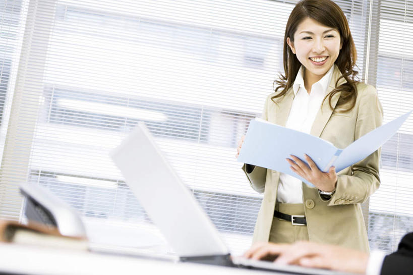 东方人,头发,一个人,两个人,伙伴,朋友,商务人士,商务男性,商务女性,办公室,站,坐,捧,笑,摸,微笑,露齿笑,横图,室内,白天,正面,衬衫,友谊,电脑,笔记本电脑,桌子,亚洲,仅一个年轻女性,仅一个女性,仅一个人,许多,抚摸,握,套装,网络,材料,档案,文件,办公桌,墙,拿,拿着,注视,黄种人,通讯设备,墙壁,墙面,黑色,资料,低头,观察,看,站着,握着,观看,察看,无线,关注,文档,通信设备,商务装,无线网络,无线上网,便携式电脑,工薪阶层,友情,手提电脑,男人,男性,年轻男性,年轻女性,女人,女性,亚洲人,长发,白领,上班族,触摸,端,端着,接触,捧着,手捧,站立,坐着,半身,彩图,衬衣