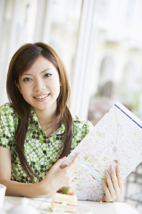 东方人,头发,一个人,客厅,坐,捧,笑,摸,微笑,露齿笑,竖图,室内,白天,正面,窗户,落地窗,桌子,亚洲,仅一个年轻女性,仅一个女性,仅一个人,抚摸,握,阴影,服装,朦胧,模糊,光线,材料,档案,文件,影子,办公桌,墙,拿,拿着,注视,休闲装,黄种人,玻璃窗,墙壁,墙面,衣服,绿色,阳光,资料,观察,看,靠,靠着,倚靠,休闲,休闲服,握着,服饰,观看,察看,倚着,关注,文档,年轻女性,女人,女性,亚洲人,长发,触摸,端,端着,接触,捧着,手捧,坐着,半身,彩图