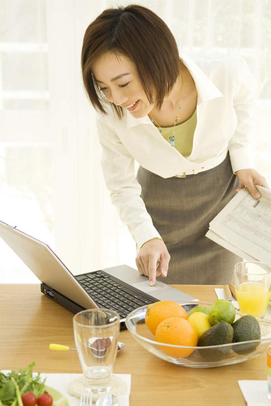 东方人,头发,一个人,客厅,站,笑,摸,微笑,露齿笑,竖图,俯视,室内,白天,电脑,笔记本电脑,餐桌,桌子,柑橘,柠檬,杯子,水果,亚洲,仅一个年轻女性,仅一个女性,仅一个人,一堆,抚摸,敲打,弯腰,堆叠,堆积,服装,新鲜,网络,生食,食品,果实,注视,休闲装,黄种人,输入,通讯设备,玻璃制品,食物,衣服,黑色,水杯,打字,低头,观察,看,站着,休闲,休闲服,服饰,有机食品,绿色食品,餐台,观看,堆,点击,敲击,察看,无线,起居室,关注,通信设备,无线网络,无线上网,便携式电脑,弯身,酸橙,按键,手提电脑,年轻女性,女人,女性,亚洲人,玻璃杯,益母果,柠果,橘子,桔子,橙子,橙,触摸,接触,站立,半身,彩图,高角度拍摄
