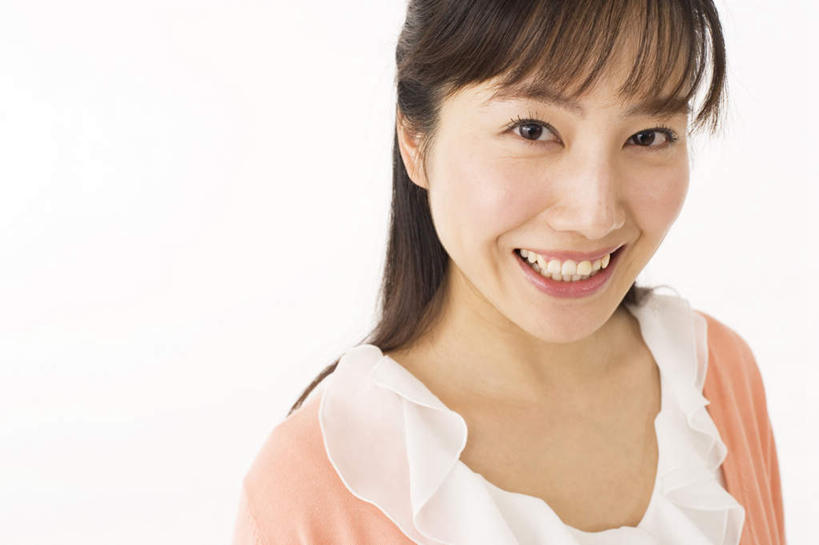 东方人,脸,头,脸颊,头发,一个人,站,笑,微笑,露齿笑,横图,俯视,室内,白天,白色背景,亚洲,仅一个年轻女性,仅一个女性,仅一个人,服装,注视,休闲装,黄种人,衣服,粉色,黑色,观察,看,站着,休闲,休闲服,摄影,服饰,影棚,观看,察看,关注,年轻女性,女人,女性,亚洲人,头部,长发,脸部,脸蛋,面部,抬头,仰头,站立,半身,彩图,高角度拍摄,影棚拍摄,拍摄