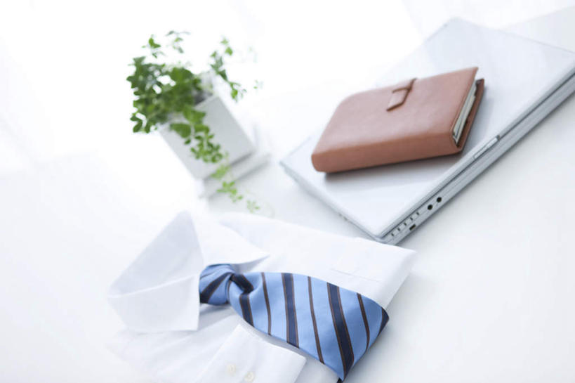 无人,横图,俯视,室内,特写,白天,衬衫,电脑,笔记本电脑,植物,桌子,一本,阴影,光线,网络,盆栽,影子,办公桌,褐色,记事本,领带,盆景,通讯设备,绿色,白色,阳光,自然,本子,笔记本,生长,成长,无线,通信设备,无线网络,无线上网,便携式电脑,手提电脑,彩图,高角度拍摄,衬衣