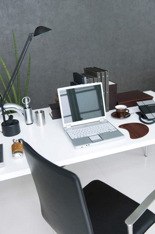 无人,竖图,俯视,室内,白天,电脑,笔记本电脑,植物,台灯,桌子,杯子,椅子,照明,阴影,反射,网络,材料,瓷器,档案,盆栽,文件,影子,办公桌,木椅,灯光,记事本,咖啡杯,盆景,陶瓷制品,通讯设备,灯,绿色,黑色,自然,本子,笔记本,资料,灯具,生长,成长,照亮,无线,照明设备,文档,瓷杯,通信设备,无线网络,无线上网,便携式电脑,手提电脑,彩图,高角度拍摄