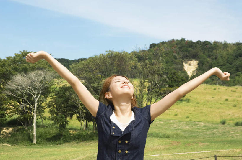 东方人,头发,一个人,站,举,闭眼,笑,微笑,露齿笑,横图,室外,白天,正面,旅游,度假,草地,草坪,植物,亚洲,仅一个年轻女性,仅一个女性,仅一个人,阴影,服装,光线,影子,云,云朵,云彩,注视,休闲装,黄种人,娱乐,草,树,树木,衣服,蓝色,绿色,黑色,白云,蓝天,天空,阳光,自然,天,观察,看,托,站着,享受,休闲,休闲服,放松,服饰,生长,成长,观看,察看,关注,年轻女性,女人,女性,亚洲人,长发,闭眼睛,闭着眼,闭着眼睛,举起,举手,举着,抬头,向上举,向上伸,向上托,仰头,站立,半身,彩图