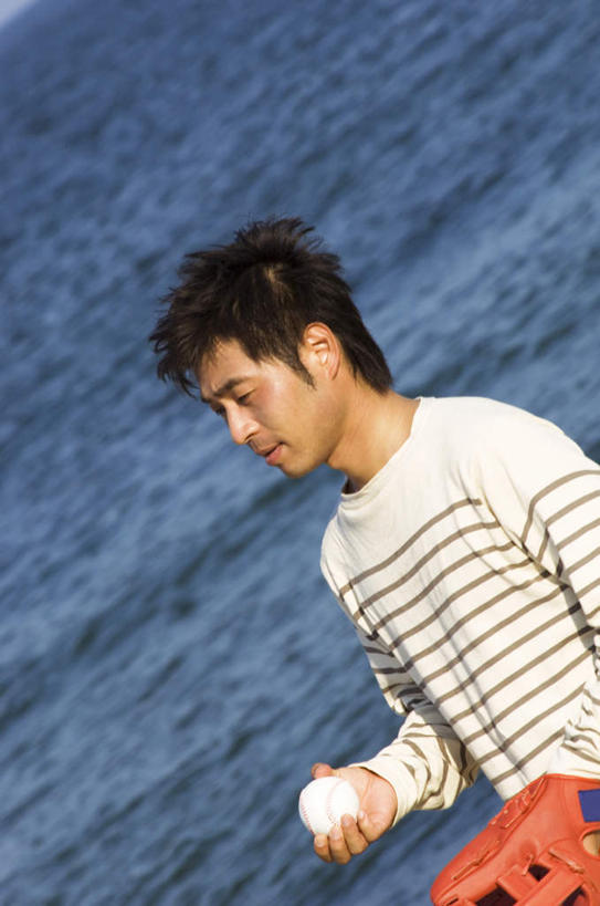 东方人,头发,一个人,站,笑,摸,微笑,露齿笑,竖图,室外,白天,正面,旅游,度假,棒球,垒球,海浪,海洋,亚洲,仅一个男性,仅一个人,抚摸,握,波纹,条纹,服装,棒球手套,浪花,拿,拿着,注视,休闲装,黄种人,娱乐,球,仅一个年轻男性,一个,衣服,红色,白色,黑色,水纹,海水,手套,波浪,观察,看,站着,享受,休闲,休闲服,放松,握着,服饰,单个,观看,察看,关注,海景,男人,男性,年轻男性,亚洲人,大海,风浪,海,海水的波动,近岸浪,涌浪,触摸,接触,站立,半身,彩图