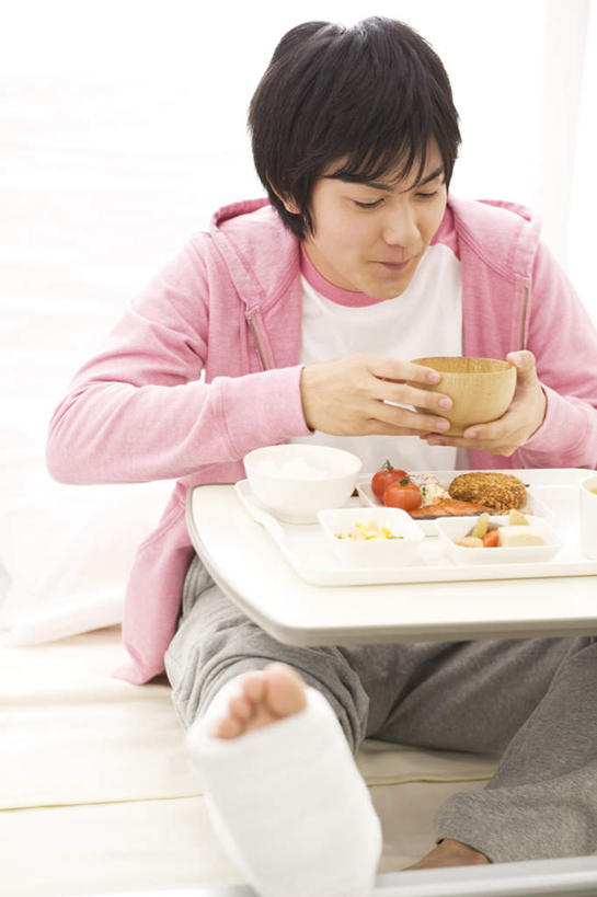 米饭,东方人,头发,一个人,病人,医院,坐,笑,摸,吃,微笑,露齿笑,竖图,室内,白天,正面,床,桌子,西红柿,亚洲,仅一个男性,仅一个人,抚摸,握,服装,办公桌,肉,床单,饭,拿,拿着,注视,休闲装,黄种人,被子,肉类,仅一个年轻男性,衣服,粉色,黑色,观察,看,靠,靠着,倚靠,休闲,休闲服,握着,服饰,单人床,观看,五谷,察看,被单,倚着,关注,肉食,医疗机构,一碗,男人,男性,年轻男性,亚洲人,患者,就医者,番茄,触摸,接触,嚼,食,坐着,半身,彩图,病院,诊所