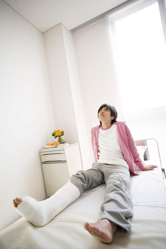 东方人,头发,一个人,病人,医院,坐,笑,摸,微笑,露齿笑,竖图,室内,白天,正面,窗户,靠垫,落地窗,亚洲,仅一个男性,仅一个人,撑,抚摸,阴影,服装,光线,影子,靠枕,注视,休闲装,黄种人,玻璃窗,仅一个年轻男性,衣服,粉色,黑色,阳光,垫子,枕头,观察,看,休闲,休闲服,服饰,观看,察看,撑着,关注,医疗机构,男人,男性,年轻男性,亚洲人,长发,患者,就医者,触摸,接触,抬头,仰头,坐着,彩图,全身,病院,诊所