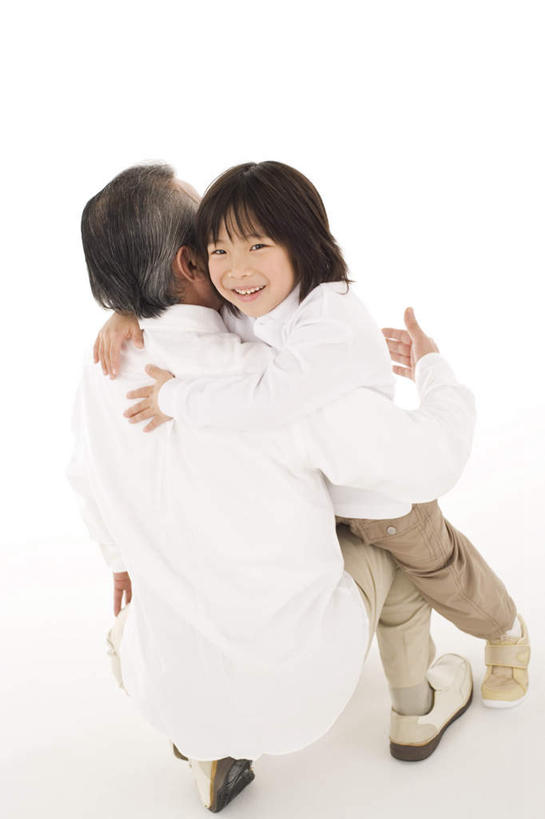 东方人,儿童,头发,两个人,家庭,祖父,站,蹲,抱,笑,摸,微笑,露齿笑,竖图,俯视,室内,白天,白色背景,亚洲,抚摸,服装,瓷砖,地砖,墙,地面,注视,休闲装,黄种人,墙壁,墙面,小孩,衣服,白色,黑色,观察,看,站着,休闲,温暖,温馨,一家人,休闲服,摄影,服饰,影棚,爷爷,抱着,观看,祖孙,和睦,察看,搂着,关注,外公,外祖父,外孙,外孙子,老年男性,男孩,男人,男性,亚洲人,孩子,孙子,触摸,蹲着,怀抱,接触,搂,搂抱,相抱,拥抱,站立,彩图,高角度拍摄,全身,影棚拍摄,拍摄,融洽,男生