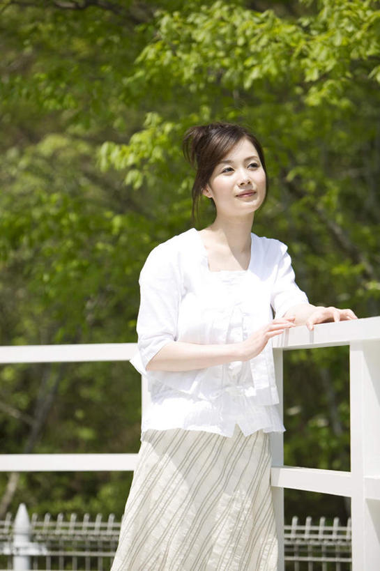 东方人,头发,一个人,栏杆,站,笑,摸,微笑,露齿笑,竖图,室外,白天,正面,裙子,旅游,度假,草地,草坪,植物,亚洲,仅一个年轻女性,仅一个女性,仅一个人,撑,抚摸,阴影,连衣裙,光线,影子,栅栏,篱笆,围栏,注视,黄种人,娱乐,护栏,草,树,树木,绿色,白色,黑色,阳光,自然,观察,看,站着,享受,休闲,放松,生长,成长,观看,察看,撑着,关注,年轻女性,女人,女性,亚洲人,长发,触摸,接触,站立,半身,彩图