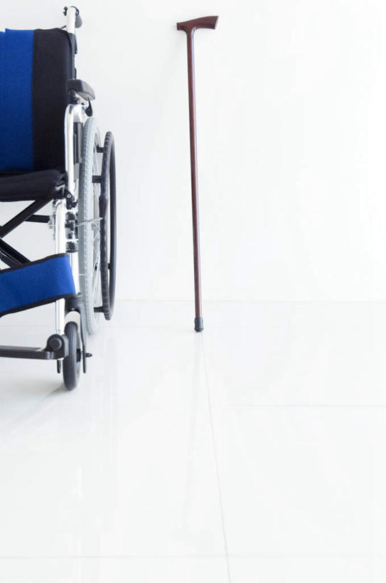 无人,竖图,室内,白天,白色背景,正面,一把,阴影,反射,瓷砖,地砖,工具,影子,墙,地面,墙壁,墙面,一个,蓝色,轮椅,复健,康复,器械,摄影,影棚,单个,拐杖,手杖,医疗设备,医疗器械,医疗工具,辅助设备,彩图,影棚拍摄,拍摄