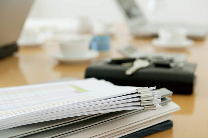 无人,横图,俯视,室内,特写,白天,安全,电脑,笔记本电脑,桌面,桌子,杯子,阴影,朦胧,模糊,光线,网络,材料,瓷器,档案,文件,影子,办公桌,防护,记事本,咖啡杯,陶瓷制品,钥匙,通讯设备,一个,黑色,阳光,本子,笔记本,资料,单个,保护,无线,开启,封闭,文档,瓷杯,保险,通信设备,无线网络,私密,无线上网,便携式电脑,保全,周全,安稳,安定,防盗,平安,手提电脑,彩图,高角度拍摄