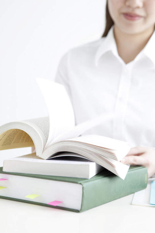 东方人,头发,一个人,坐,捧,笑,摸,微笑,露齿笑,竖图,室内,白天,白色背景,正面,桌子,书籍,亚洲,仅一个年轻女性,仅一个女性,仅一个人,抚摸,握,服装,办公桌,拿,拿着,注视,休闲装,黄种人,衣服,白色,黑色,打开,观察,看,靠,靠着,倚靠,休闲,休闲服,握着,摄影,服饰,影棚,观看,察看,倚着,开启,关注,年轻女性,女人,女性,亚洲人,长发,书,图书,触摸,端,端着,接触,捧着,手捧,坐着,半身,彩图,影棚拍摄,拍摄