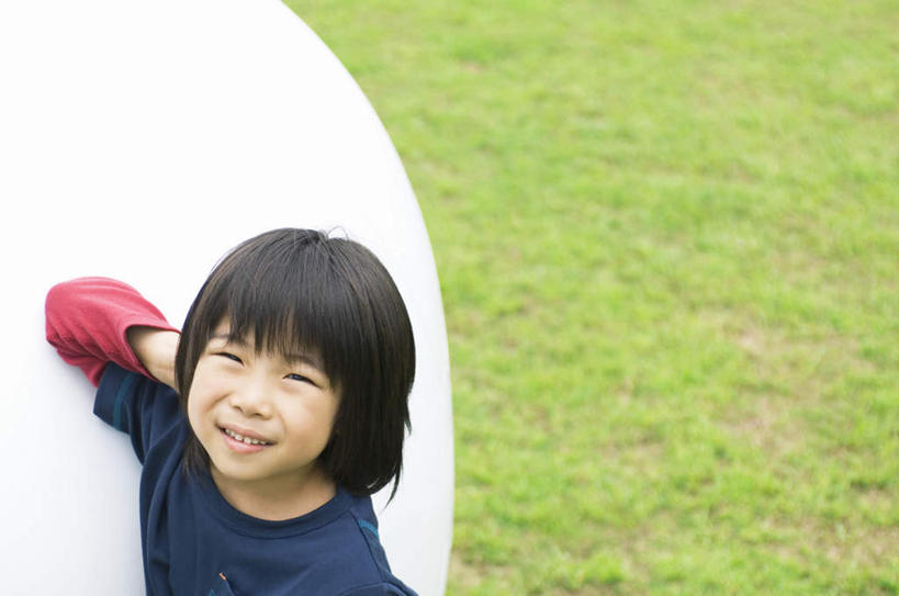 东方人,儿童,头发,一个人,站,笑,摸,微笑,露齿笑,横图,俯视,室外,白天,旅游,度假,游戏,纯洁,草地,草坪,植物,玩具,亚洲,仅一个男性,仅一个人,撑,抚摸,服装,玩,注视,休闲装,黄种人,娱乐,球,草,一个,小孩,衣服,蓝色,绿色,黑色,观察,看,站着,仅一个小孩,享受,休闲,休闲服,放松,可爱,童年,童趣,益智,服饰,单个,观看,活动,气体,察看,撑着,发泄,关注,消遣,智力,童真,烂漫,无邪,宣泄,天真,男孩,男人,男性,亚洲人,孩子,长发,触摸,接触,玩耍,嬉戏,站立,半身,彩图,高角度拍摄,男生