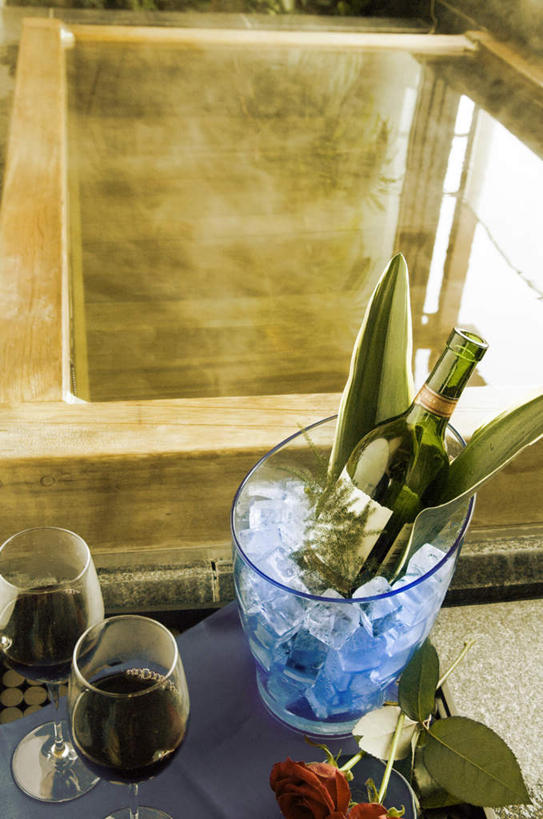 无人,竖图,俯视,室内,白天,雾,窗户,桌面,杯子,叶子,阴影,沸腾,光线,蒸汽,高脚杯,铁桶,桶,影子,墙,绿叶,红酒杯,水蒸气,红酒瓶,玻璃窗,墙壁,墙面,玻璃制品,酒瓶,两个,一个,阳光,玻璃瓶,酒杯,瓶子,容器,嫩叶,单个,储藏,一瓶,储存,冰桶,香槟桶,蒸发,叶,叶片,玻璃杯,彩图,高角度拍摄,贮存