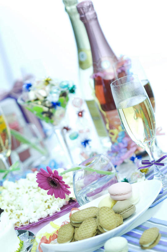 点心,葡萄酒,无人,竖图,俯视,彩色,室内,白天,聚会,奢侈,快乐,窗户,桌面,餐具,许多,阴影,朦胧,模糊,装饰,光线,碟子,盘,影子,食品,甜点,甜品,浪漫,玻璃窗,玻璃制品,酒,酒瓶,食物,糕点,饮料,阳光,盘子,玻璃瓶,彩带,瓶子,碟,甜食,香槟,诱惑,华丽,修饰,点缀,衬托,美观,雅致,雅观,气泡酒,起泡酒,汽酒,彩图,高角度拍摄,高兴,欢笑