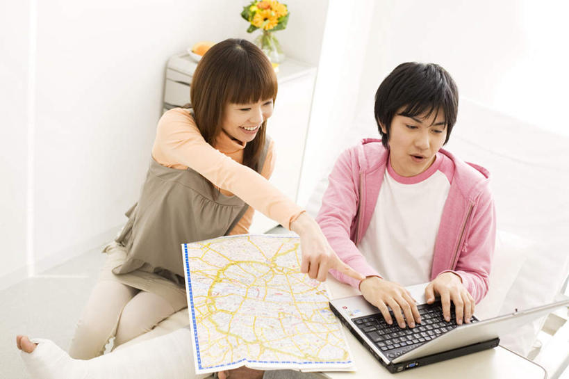 东方人,头发,两个人,家庭,夫妻,医院,坐,笑,摸,微笑,露齿笑,横图,俯视,室内,白天,爱情,电脑,笔记本电脑,窗户,落地窗,道路,地图,亚洲,抚摸,敲打,指,服装,网络,信息,墙,交通,浪漫,注视,休闲装,黄种人,方向,输入,通讯设备,玻璃窗,墙壁,墙面,衣服,粉色,黑色,打字,观察,看,手势,休闲,温暖,温馨,一家人,休闲服,恩爱,恋人,服饰,观看,引导,指引,点击,敲击,和睦,察看,无线,指向,食指,关注,通信设备,无线网络,无线上网,便携式电脑,医疗机构,按键,手提电脑,男人,男性,年轻男性,年轻女性,女人,女性,亚洲人,夫妇,情侣,触摸,接触,坐着,半身,彩图,高角度拍摄,病院,诊所,伴侣,融洽,导航