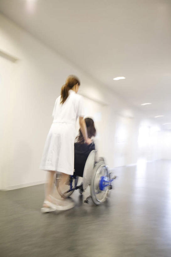 东方人,两个人,伙伴,朋友,医生,病人,医院,站,坐,走,推,笑,摸,微笑,露齿笑,竖图,室内,白天,友谊,地板,照明,亚洲,一排,抚摸,阴影,整齐,光线,壁灯,工具,影子,墙,灯光,地面,注视,黄种人,木地板,墙壁,墙面,灯,排列,一个,背面,阳光,轮椅,灯具,复健,观察,看,靠,靠着,倚靠,站着,医护人员,医疗人员,康复,器械,单个,观看,照亮,察看,医疗设备,倚着,白大褂,照明设备,队列,关注,医疗器械,医疗工具,医疗机构,辅助设备,友情,男人,男性,年轻男性,年轻女性,女人,女性,亚洲人,大夫,患者,就医者,步行,触摸,接触,散步,站立,走路,坐着,彩图,全身,病院,诊所