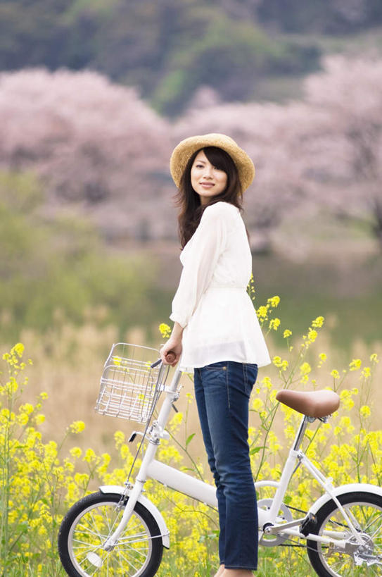 东方人,一个人,站,笑,摸,微笑,露齿笑,竖图,室外,白天,侧面,旅游,度假,草地,草坪,植物,自行车,樱花,帽子,亚洲,仅一个年轻女性,仅一个女性,仅一个人,一辆,抚摸,握,服装,盛开,花蕾,扭头,注视,休闲装,黄种人,娱乐,车,脚踏车,草,花,花瓣,花朵,鲜花,树,树木,衣服,粉色,黄色,绿色,白色,自然,遮阳帽,交通工具,花苞,花蕊,油菜花,观察,看,站着,转头,享受,休闲,休闲服,放松,握着,服饰,生长,成长,观看,察看,关注,载具,仙樱花,福岛樱,青肤樱,一顶,年轻女性,女人,女性,亚洲人,荆桃,触摸,接触,站立,彩图,全身
