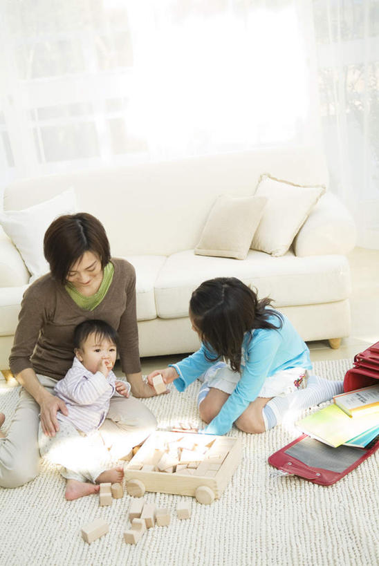 东方人,儿童,头发,三个人,家庭,母亲,女儿,客厅,坐,握手,笑,摸,微笑,露齿笑,竖图,俯视,室内,白天,游戏,纯洁,智慧,靠垫,沙发,玩具,亚洲,抚摸,阴影,服装,光线,瓷砖,地砖,影子,墙,靠枕,地面,玩,注视,休闲装,黄种人,娱乐,墙壁,墙面,小孩,衣服,黑色,灰色,阳光,垫子,枕头,低头,观察,看,休闲,温暖,温馨,母女,一家人,休闲服,积木,可爱,母爱,童年,童趣,益智,服饰,观看,活动,和睦,察看,起居室,思维,发泄,关注,消遣,智力,想象,布艺沙发,童真,烂漫,无邪,宣泄,天真,年轻女性,女孩,女人,女性,亚洲人,孩子,年轻人,长发,触摸,接触,拉手,手拉手,手握手,抬头,玩耍,嬉戏,仰头,坐着,彩图,高角度拍摄,全身,融洽,女生