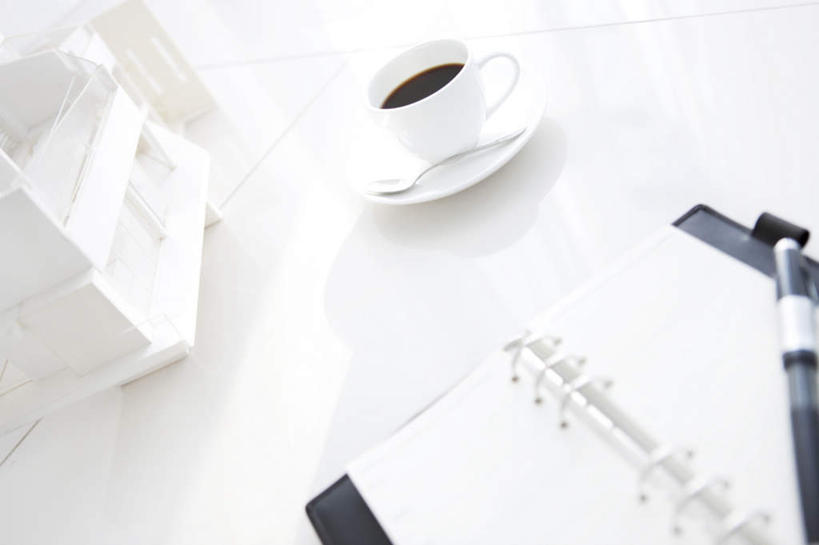 无人,横图,俯视,室内,特写,白天,桌面,桌子,杯子,餐具,阴影,光线,笔,瓷器,碟子,盘,影子,办公桌,办公用品,记事本,咖啡杯,陶瓷制品,文具,阳光,本子,笔记本,盘子,学习用品,碟,文具用品,一支,瓷杯,彩图,高角度拍摄