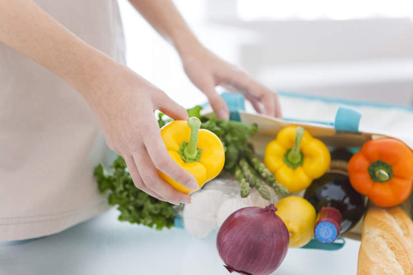 东方人,手,一个人,站,摸,横图,俯视,室内,白天,厨房,窗户,桌面,辣椒,芹菜,蔬菜,洋葱,亚洲,仅一个年轻女性,仅一个女性,仅一个人,抚摸,握,阴影,服装,新鲜,光线,水龙头,影子,墙,水池,食品,案板,拿,拿着,休闲装,黄种人,玻璃窗,墙壁,墙面,砧板,食物,一个,衣服,白色,阳光,站着,休闲,手部,休闲服,握着,服饰,有机食品,绿色食品,单个,彩椒,辣角,红海椒,大椒,辣虎,广椒,年轻女性,女人,女性,亚洲人,圆葱,药芹,洋葱头,甜椒,水芹,柿子椒,球葱,辣子,旱芹,海椒,番椒,灯笼椒,触摸,接触,站立,半身,彩图,高角度拍摄,灶间