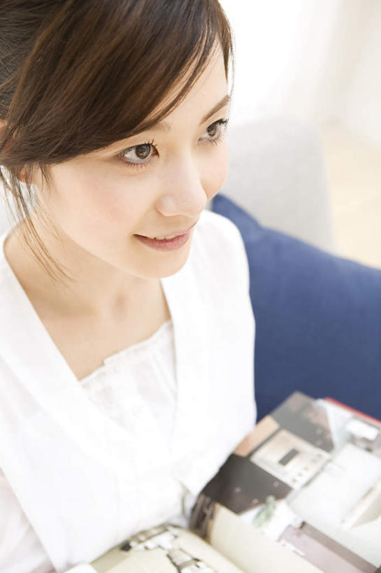 东方人,头发,一个人,商务人士,商务女性,坐,捧,笑,摸,微笑,露齿笑,竖图,俯视,室内,白天,靠垫,沙发,书籍,亚洲,仅一个年轻女性,仅一个女性,仅一个人,一本,抚摸,握,套装,瓷砖,地砖,靠枕,地面,拿,拿着,注视,黄种人,黄色,蓝色,垫子,枕头,观察,看,靠,靠着,倚靠,握着,观看,察看,倚着,关注,商务装,布艺沙发,工薪阶层,年轻女性,女人,女性,亚洲人,长发,白领,上班族,书,图书,触摸,端,端着,接触,捧着,手捧,坐着,半身,彩图,高角度拍摄