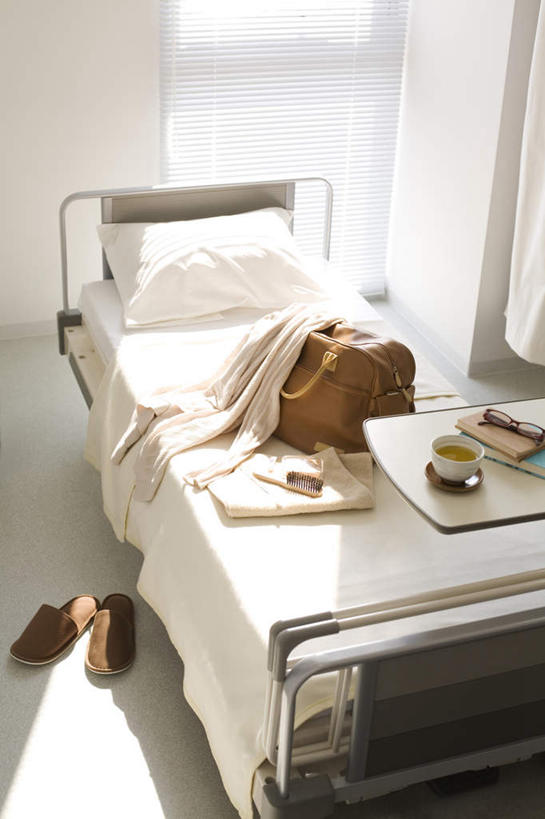 点心,无人,医院,竖图,俯视,室内,白天,餐桌,窗户,靠垫,落地窗,桌子,餐具,鞋子,一双,阴影,光线,包,碟子,盘,皮包,影子,墙,食品,甜点,甜品,靠枕,玻璃窗,墙壁,墙面,食物,糕点,一个,阳光,盘子,垫子,碟,拖鞋,枕头,甜食,餐台,单肩包,医疗机构,彩图,高角度拍摄,病院,诊所