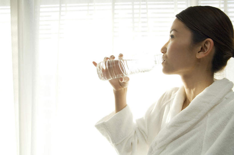 东方人,头发,一个人,站,笑,摸,微笑,露齿笑,横图,室内,白天,侧面,浴袍,水,窗户,落地窗,亚洲,仅一个年轻女性,仅一个女性,仅一个人,抚摸,喝,握,阴影,光线,液体,影子,墙,水滴,拿,拿着,注视,黄种人,玻璃窗,墙壁,墙面,一个,白色,黑色,阳光,瓶子,塑料制品,观察,看,站着,塑料瓶,握着,单个,观看,察看,一瓶,关注,年轻女性,女人,女性,亚洲人,长发,触摸,接触,站立,半身,彩图,汤帷子,浴衣