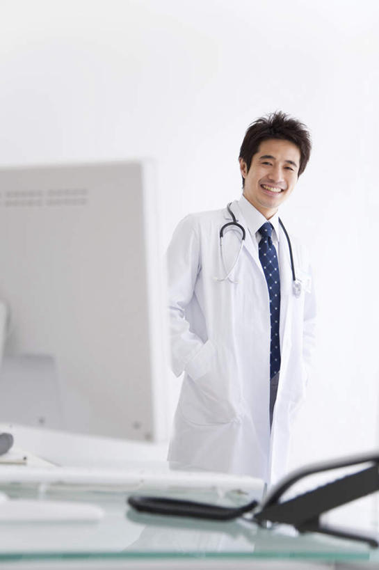 东方人,头发,一个人,医生,医院,站,笑,打电话,微笑,露齿笑,竖图,室内,白天,正面,电脑,笔记本电脑,窗户,落地窗,电话,亚洲,仅一个男性,仅一个人,阴影,光线,网络,材料,档案,文件,影子,墙,注视,黄种人,通讯设备,玻璃窗,墙壁,墙面,仅一个年轻男性,一个,黑色,阳光,话筒,听诊器,资料,观察,看,站着,医护人员,医疗人员,电话线,单个,观看,察看,医疗设备,无线,关注,文档,通信设备,无线网络,无线上网,便携式电脑,医疗机构,双手抄兜,双手放兜,交流,手提电脑,男人,男性,年轻男性,亚洲人,大夫,电话机,插兜,沟通,两手抄兜,两手放兜,手插兜,手放口袋,通话,站立,半身,彩图,病院,诊所,手抄兜