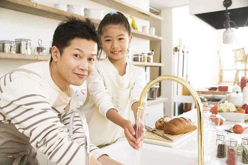 点心,面包,东方人,儿童,头发,两个人,家庭,父亲,女儿,客厅,站,笑,摸,微笑,露齿笑,横图,室内,白天,正面,纯洁,水,蔬菜,西红柿,餐具,亚洲,一排,许多,抚摸,切开,条纹,服装,新鲜,整齐,碟子,盘,水龙头,液体,墙,水池,水滴,调料,食品,面点,调味品,调味料,扭头,注视,休闲装,黄种人,洗手,墙壁,墙面,食物,糕点,排列,一个,小孩,衣服,白色,黑色,盘子,碟,碗,观察,看,切,站着,转头,休闲,温暖,温馨,父女,一家人,休闲服,父爱,可爱,童年,童趣,服饰,流动,有机食品,绿色食品,单个,观看,和睦,察看,起居室,队列,关注,剖面,童真,烂漫,无邪,切面,天真,男人,男性,年轻男性,女孩,亚洲人,孩子,年轻人,进餐用具,烹调用具,樱桃番茄,圣女果,番茄,触摸,接触,站立,半身,彩图,融洽,女生