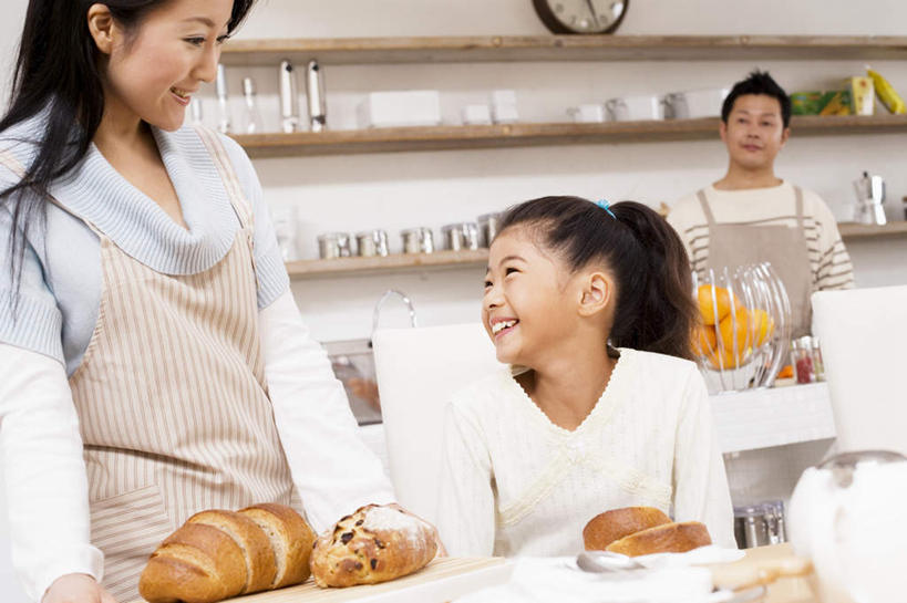 点心,面包,东方人,儿童,头发,三个人,家庭,夫妻,母亲,父亲,女儿,客厅,站,笑,摸,微笑,露齿笑,横图,室内,白天,正面,爱情,纯洁,柜子,餐具,亚洲,一排,许多,撑,抚摸,切开,服装,整齐,时间,碟子,盘,时钟,墙,食品,面点,浪漫,计时,注视,休闲装,黄种人,相视,墙壁,墙面,食物,糕点,排列,一个,小孩,衣服,白色,黑色,盘子,橱柜,碟,挂钟,碗,钟表,观察,看,切,站着,休闲,温暖,温馨,父女,母女,三口之家,一家人,面对面,休闲服,表,恩爱,父爱,可爱,母爱,童年,童趣,恋人,服饰,单个,观看,对视,和睦,察看,起居室,撑着,队列,关注,相对,剖面,童真,烂漫,无邪,切面,相看,天真,男人,男性,年轻男性,年轻女性,女孩,女人,女性,亚洲人,孩子,年轻人,长发,夫妇,情侣,进餐用具,烹调用具,钟,触摸,接触,站立,半身,彩图,伴侣,融洽,女生