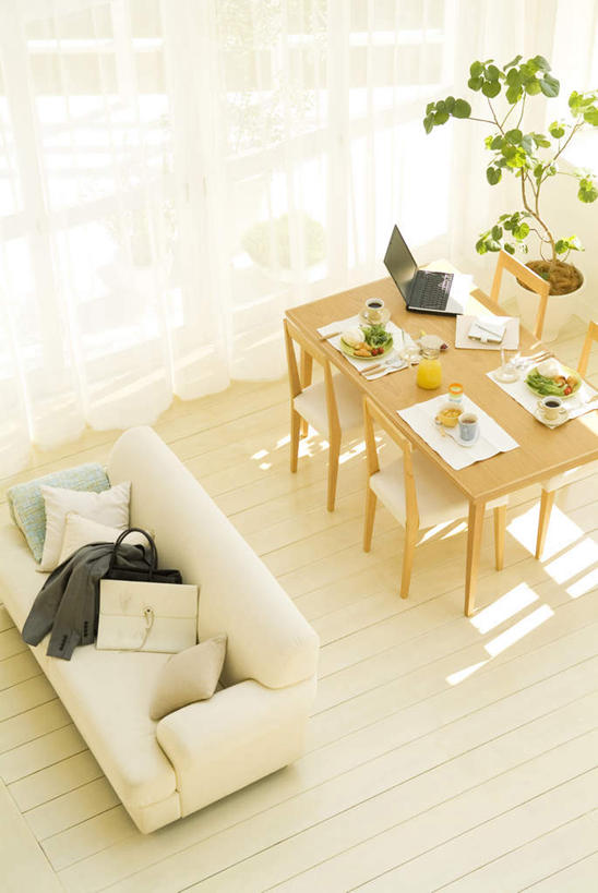 无人,客厅,竖图,俯视,室内,白天,衬衫,旅游,度假,植物,窗户,靠垫,落地窗,桌子,餐具,书籍,椅子,一堆,一排,许多,阴影,堆叠,堆积,整齐,光线,包,碟子,盘,盆栽,皮包,影子,办公桌,木椅,墙,靠枕,领带,盆景,娱乐,玻璃窗,墙壁,墙面,排列,一个,绿色,阳光,自然,盘子,垫子,碟,碗,枕头,享受,休闲,放松,生长,单个,成长,堆,单肩包,起居室,队列,进餐用具,烹调用具,书,图书,彩图,高角度拍摄,衬衣