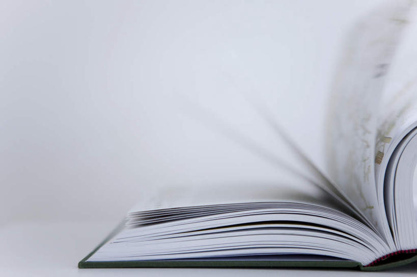 无人,横图,俯视,室内,特写,白天,白色背景,桌面,书籍,一本,一堆,许多,阴影,堆叠,堆积,朦胧,模糊,反射,影子,纸,墙,纸张,墙壁,墙面,打开,摄影,影棚,堆,翻阅,开启,书,图书,彩图,高角度拍摄,影棚拍摄,拍摄