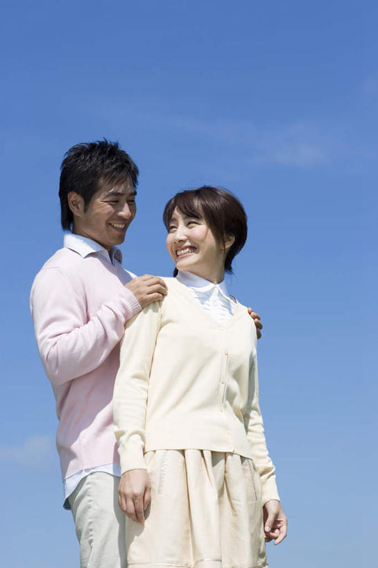 东方人,头发,两个人,家庭,夫妻,站,笑,摸,微笑,露齿笑,竖图,室外,白天,仰视,爱情,旅游,度假,亚洲,撑,抚摸,阴影,服装,光线,影子,云,云朵,浪漫,云彩,扭头,依偎,注视,休闲装,黄种人,娱乐,衣服,蓝色,白色,黑色,白云,蓝天,天空,阳光,天,观察,看,靠,靠着,倚靠,站着,转头,享受,休闲,温暖,温馨,一家人,休闲服,恩爱,放松,恋人,服饰,观看,和睦,察看,撑着,倚着,关注,依附,依赖,投靠,男人,男性,年轻男性,年轻女性,女人,女性,亚洲人,夫妇,情侣,触摸,接触,站立,半身,彩图,低角度拍摄,伴侣,融洽