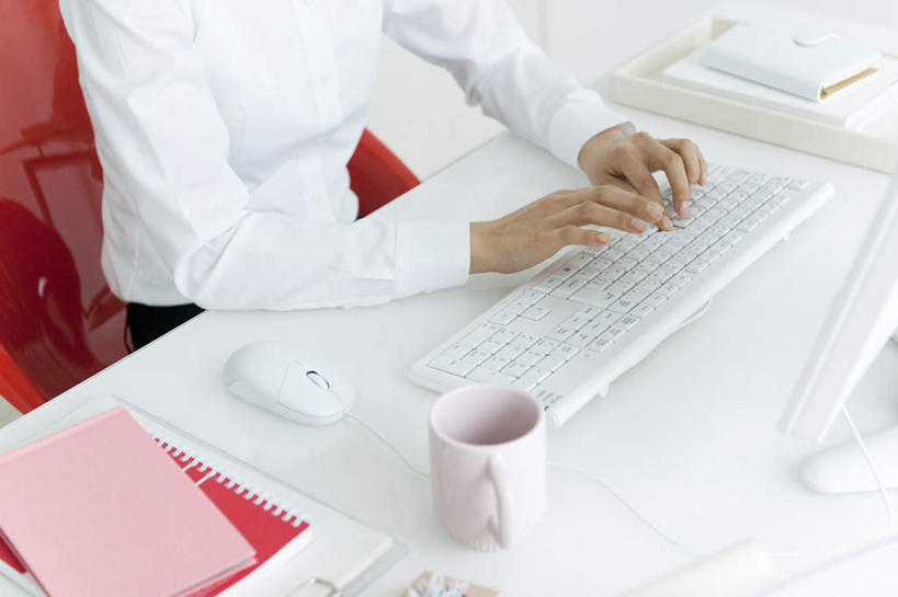 东方人,一个人,商务人士,商务女性,办公室,坐,笑,摸,微笑,露齿笑,横图,俯视,室内,白天,衬衫,电脑,笔记本电脑,桌子,杯子,椅子,亚洲,仅一个年轻女性,仅一个女性,仅一个人,抚摸,敲打,套装,网络,材料,瓷器,档案,文件,办公桌,木椅,咖啡杯,陶瓷制品,注视,黄种人,输入,通讯设备,红色,白色,资料,打字,观察,看,靠,靠着,倚靠,观看,点击,敲击,察看,无线,倚着,关注,文档,瓷杯,通信设备,商务装,无线网络,无线上网,便携式电脑,工薪阶层,按键,手提电脑,年轻女性,女人,女性,亚洲人,白领,上班族,触摸,接触,坐着,半身,彩图,高角度拍摄,衬衣