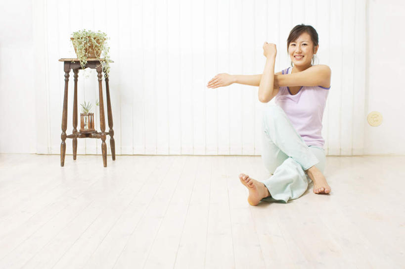 东方人,头发,一个人,坐,举,笑,交叉,微笑,露齿笑,横图,室内,白天,正面,锻炼,瑜伽,运动,植物,地板,椅子,亚洲,仅一个年轻女性,仅一个女性,仅一个人,阴影,服装,光线,盆栽,影子,木椅,墙,盆景,地面,抬腿,注视,休闲装,黄种人,木地板,墙壁,墙面,衣服,粉色,绿色,黑色,阳光,自然,观察,看,伸,托,休闲,休闲服,抬手,养生,服饰,生长,成长,观看,察看,关注,相交,交集,体育,年轻女性,女人,女性,亚洲人,举起,举手,举着,向上举,向上伸,向上托,坐着,彩图,全身,健身