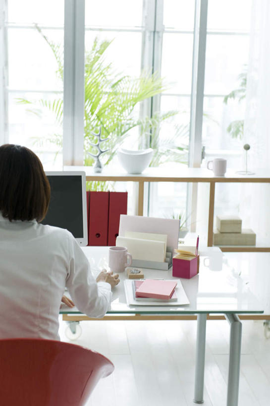 东方人,儿童,一个人,客厅,栏杆,坐,摸,竖图,室内,白天,纯洁,电脑,笔记本电脑,植物,窗户,落地窗,书籍,椅子,亚洲,仅一个男性,仅一个人,一堆,许多,抚摸,敲打,阴影,堆叠,堆积,光线,网络,盆栽,影子,木椅,墙,围栏,盆景,黄种人,输入,通讯设备,护栏,玻璃窗,墙壁,墙面,小孩,背面,红色,绿色,阳光,自然,打字,靠,靠着,倚靠,仅一个小孩,可爱,童年,童趣,生长,成长,堆,点击,敲击,无线,起居室,倚着,通信设备,无线网络,无线上网,便携式电脑,童真,烂漫,无邪,天真,按键,手提电脑,男孩,男人,男性,亚洲人,孩子,书,图书,触摸,接触,坐着,半身,彩图,男生