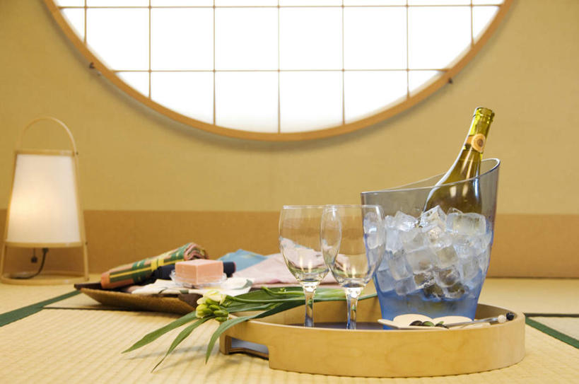 点心,葡萄酒,无人,横图,室内,白天,正面,奢侈,快乐,窗户,台灯,桌面,杯子,餐具,照明,阴影,光线,碟子,方格,高脚杯,盘,铁桶,桶,影子,墙,灯光,食品,甜点,甜品,红酒杯,浪漫,玻璃窗,墙壁,墙面,玻璃制品,灯,酒,酒瓶,食物,糕点,饮料,一个,阳光,盘子,玻璃瓶,酒杯,瓶子,容器,灯具,碟,甜食,香槟,诱惑,单个,储藏,照亮,照明设备,储存,冰桶,香槟桶,气泡酒,起泡酒,汽酒,玻璃杯,进餐用具,烹调用具,彩图,高兴,欢笑,贮存