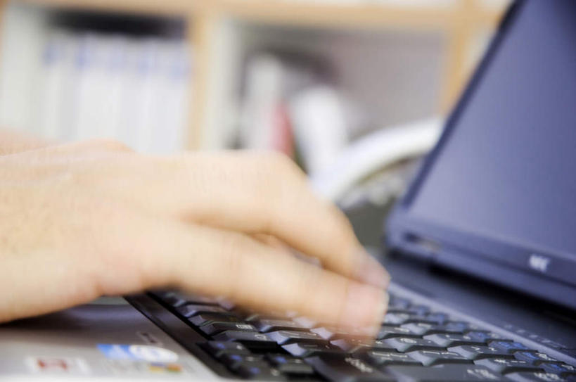 东方人,手,一个人,办公室,摸,横图,室内,特写,白天,正面,电脑,笔记本电脑,柜子,桌子,亚洲,仅一个年轻女性,仅一个女性,仅一个人,一排,抚摸,敲打,阴影,朦胧,模糊,整齐,光线,网络,材料,档案,文件,影子,办公桌,墙,黄种人,输入,通讯设备,墙壁,墙面,排列,阳光,资料,打字,手部,点击,敲击,无线,队列,文档,通信设备,无线网络,档案柜,无线上网,便携式电脑,按键,手提电脑,年轻女性,女人,女性,亚洲人,触摸,接触,半身,彩图