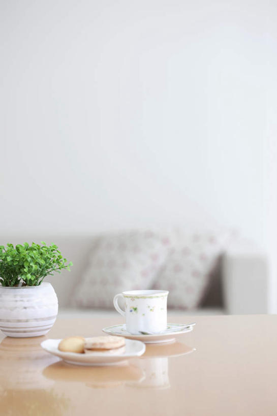 点心,无人,客厅,竖图,室内,白天,正面,植物,靠垫,沙发,杯子,餐具,朦胧,模糊,瓷器,碟子,盘,盆栽,墙,食品,甜点,甜品,咖啡杯,靠枕,盆景,陶瓷制品,墙壁,墙面,食物,糕点,绿色,自然,盘子,垫子,碟,枕头,甜食,生长,成长,起居室,瓷杯,布艺沙发,彩图