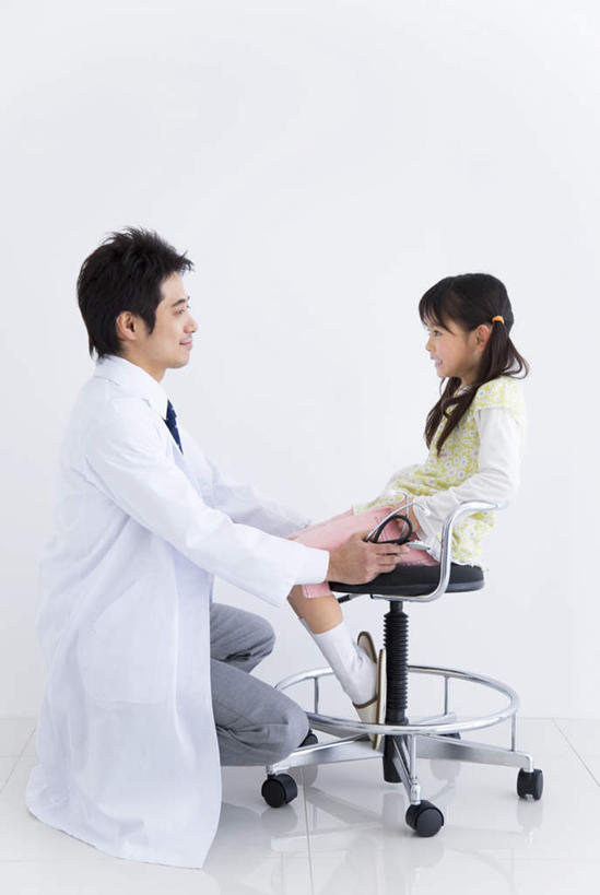 东方人,儿童,头发,两个人,伙伴,朋友,医生,坐,蹲,握手,笑,摸,微笑,露齿笑,竖图,室内,白天,侧面,友谊,椅子,亚洲,抚摸,服装,墙,注视,休闲装,黄种人,墙壁,墙面,小孩,衣服,黄色,黑色,观察,看,靠,靠着,倚靠,医护人员,医疗人员,休闲,休闲服,服饰,观看,察看,倚着,白大褂,关注,球椅,太空椅,鸡蛋椅,友情,男人,男性,年轻男性,女孩,女人,女性,亚洲人,孩子,长发,大夫,触摸,蹲着,接触,拉手,手拉手,手握手,坐着,彩图,全身,女生