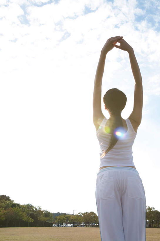 东方人,头发,一个人,站,举,摸,竖图,室外,白天,旅游,度假,植物,亚洲,仅一个年轻女性,仅一个女性,仅一个人,抚摸,伸展,阴影,服装,枯萎,光线,影子,云,云朵,枯草,云彩,注视,休闲装,黄种人,娱乐,草,树,树木,背面,衣服,黄色,蓝色,绿色,白色,黑色,白云,蓝天,天空,阳光,自然,天,观察,看,托,站着,享受,休闲,休闲服,放松,服饰,生长,成长,观看,察看,关注,年轻女性,女人,女性,亚洲人,触摸,接触,举起,举手,举着,向上举,向上伸,向上托,站立,半身,彩图