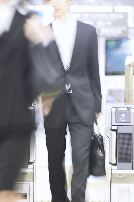 东方人,两个人,伙伴,朋友,商务人士,商务男性,商务女性,站,走,竖图,室内,白天,正面,衬衫,友谊,窗户,落地窗,地铁,亚洲,阴影,套装,朦胧,模糊,光线,包,瓷砖,地砖,皮包,影子,墙,地铁站,地面,轨道交通,拎,注视,黄种人,玻璃窗,墙壁,墙面,一个,黑色,阳光,观察,看,站着,单个,观看,单肩包,察看,关注,商务装,工薪阶层,友情,男人,男性,年轻男性,年轻女性,女人,女性,亚洲人,白领,上班族,步行,散步,站立,走路,半身,彩图,衬衣,地铁机动车,地下铁,轻轨,拎着