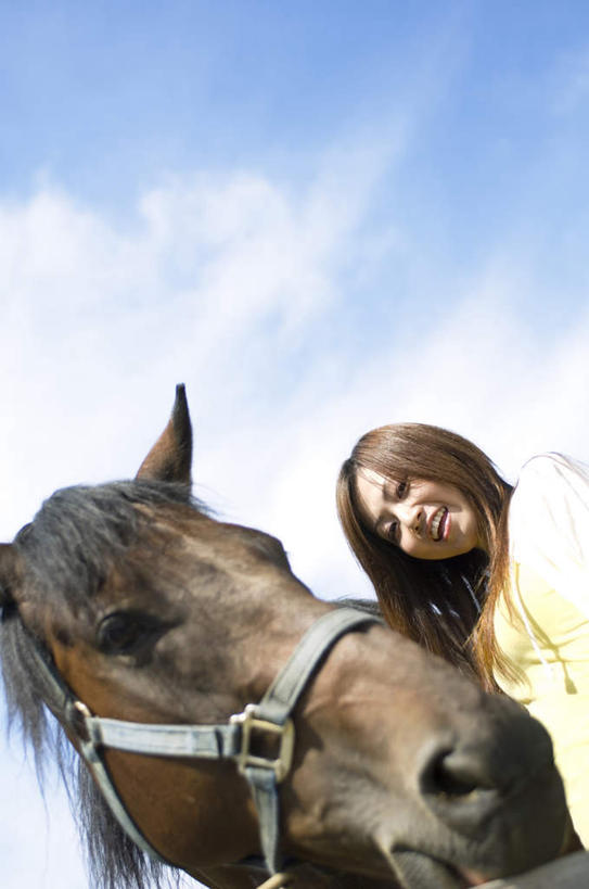 东方人,头发,一个人,站,笑,微笑,露齿笑,竖图,室外,白天,仰视,旅游,度假,马,野生动物,亚洲,仅一个年轻女性,仅一个女性,仅一个人,阴影,服装,光线,影子,云,云朵,云彩,注视,休闲装,黄种人,娱乐,一匹,衣服,黄色,蓝色,黑色,白云,蓝天,天空,阳光,动物,天,低头,观察,看,站着,享受,休闲,休闲服,放松,运输,服饰,牲畜,观看,察看,关注,年轻女性,女人,女性,亚洲人,长发,站立,半身,彩图,低角度拍摄