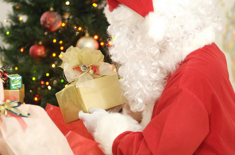 东方人,一个人,站,捧,笑,摸,微笑,露齿笑,横图,室内,白天,侧面,植物,礼盒,礼物,照明,圣诞节,亚洲,仅一个男性,仅一个人,一棵,许多,抚摸,握,节日,庆祝,装饰,彩灯,纸盒,灯光,圣诞树,拿,拿着,注视,黄种人,文化,灯,盒子,树,树木,衣服,红色,绿色,自然,包装盒,礼品盒,灯具,观察,看,站着,仅一个老年男性,庆典,握着,花灯,礼品,生长,成长,观看,纪念,华丽,修饰,照亮,点缀,察看,照明设备,关注,圣诞衣,衬托,美观,雅致,雅观,老年男性,男人,男性,亚洲人,触摸,端,端着,接触,捧着,手捧,站立,半身,彩图